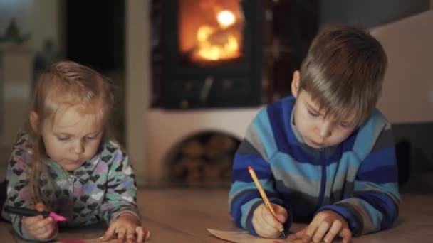 Dos Niños Pequeños Felices Hermano Hermana Acostados Suelo Sala Escritura — Vídeos de Stock