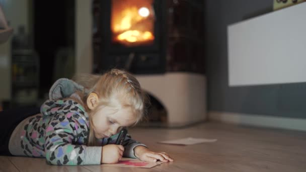 Meisje Liggend Vloer Kamer Schrijven Tekenen Gezellige Sfeer Met Brandende — Stockvideo