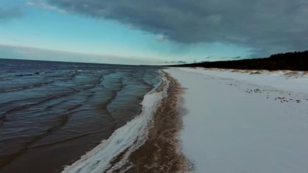 Widok Lotu Ptaka Morze Bałtyckie Krajobraz Zimowy Nad Morzem Słoneczny — Wideo stockowe