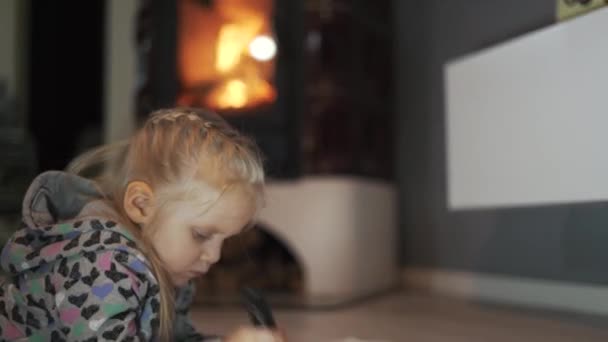 Kislány Feküdt Padlón Szobában Írás Rajz Hangulatos Légkör Égő Kandallóval — Stock videók
