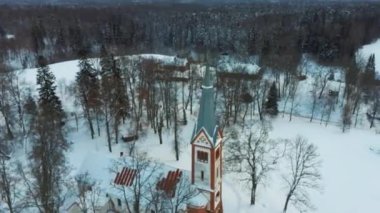 Gündoğumunda Krimulda Evanjelik Lüteryen Kilisesi 'nin hava manzarası. Kubesele Doğa Yolu Krimulda, Letonya 4k Video