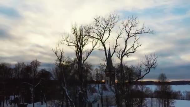 Légi Top Kilátás Krimulda Evangélikus Templom Télen Napkeltekor Kubesele Nature — Stock videók