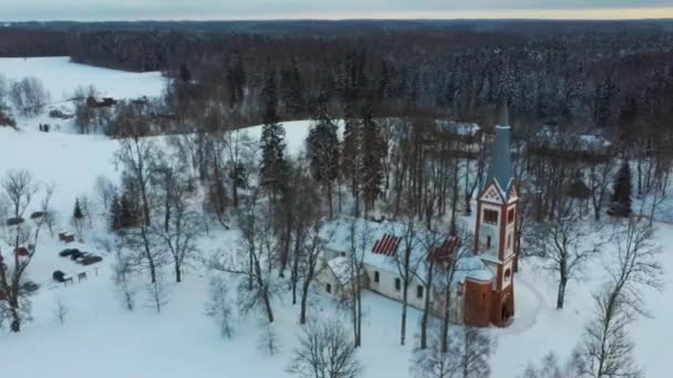 Αεροφωτογραφία Της Εκκλησίας Krimulda Evangelic Lutheran Χειμώνα Στο Sunrise Kubesele — Αρχείο Βίντεο