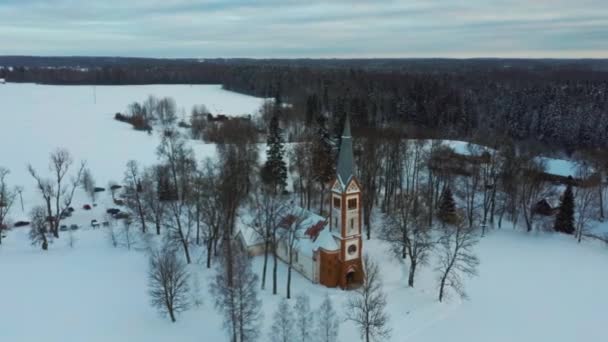 Górny Widok Lotu Ptaka Kościół Ewangelicko Luterański Krimuldy Zimą Wschodzie — Wideo stockowe