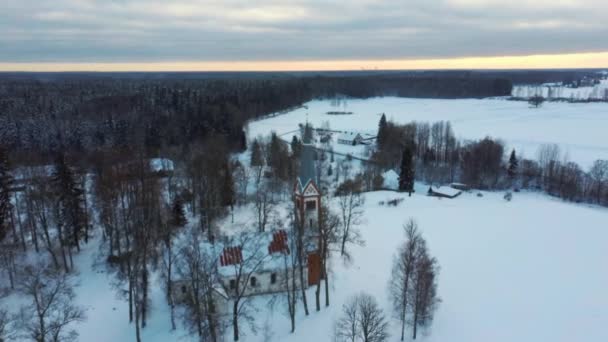 Górny Widok Lotu Ptaka Kościół Ewangelicko Luterański Krimuldy Zimą Wschodzie — Wideo stockowe