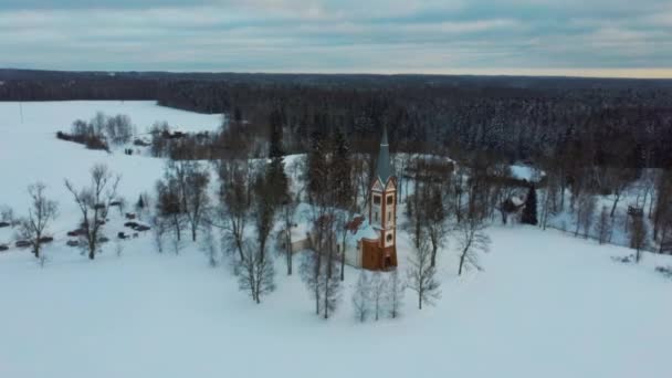 Górny Widok Lotu Ptaka Kościół Ewangelicko Luterański Krimuldy Zimą Wschodzie — Wideo stockowe