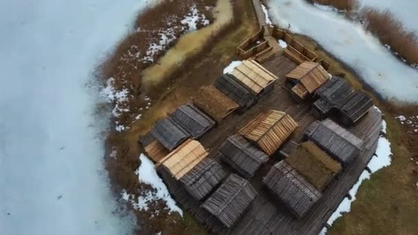 Castillo Del Lago Araisi Letonia Aerial Shot Edificios Históricos Madera — Vídeo de stock