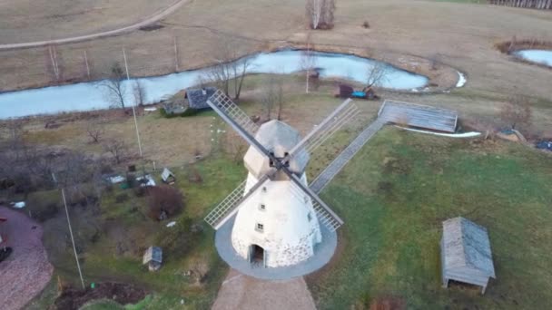 Stary Wiatrak Araisi Łotwie Strzał Powietrza Góry Zimowy Dzień Wschodzie — Wideo stockowe