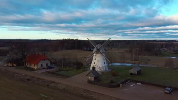 Stary Wiatrak Araisi Łotwie Strzał Powietrza Góry Zimowy Dzień Wschodzie — Wideo stockowe