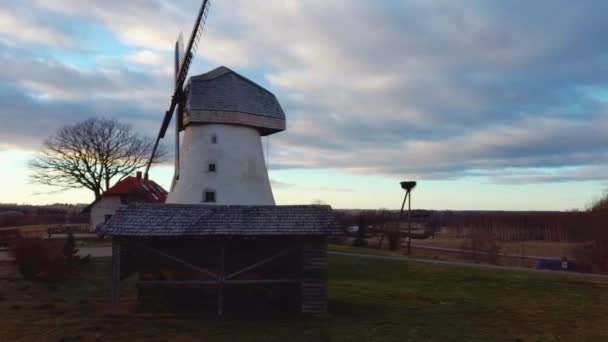 Stary Wiatrak Araisi Łotwie Strzał Powietrza Góry Zimowy Dzień Wschodzie — Wideo stockowe