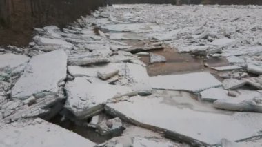 Letonya, Ogre nehrinde devasa buz yığınları sürükleniyor. Snowy Mart Günü 'nde Aerial Dron Vuruldu. İlkbaharda nehirde trafik sıkışık. Hareketli Büyük Buz Blokları Kümesi