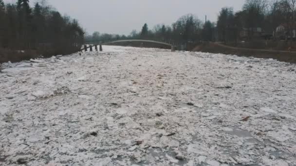 Enorme Ijsladingen Drijven Rivier Ogre Letland Luchtfoto Dron Neergeschoten Snowy — Stockvideo
