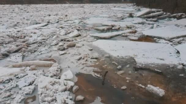 拉脱维亚奥格尔河中的巨大冰块漂流 在雪地超级市场的空中汽笛射击 春天在河边塞车 大群移动的冰块 — 图库视频影像