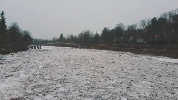 Enorme Ijsladingen Drijven Rivier Ogre Letland Luchtfoto Dron Neergeschoten Snowy — Stockvideo