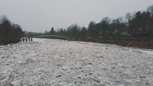 라트비아 오그레 흐르는 얼음덩어리 스노이 데이에 공중에서 강에서 혼잡하다 얼음덩이의 — 비디오