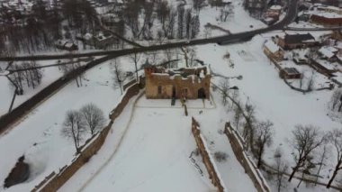 Antik Livonya Düzeni 'nin Taş Ortaçağ Şatosu' nun kalıntıları Letonya Hava Aracı Üst Atışı. Dobele City 'deki Capella Kalesi' ni restore ettim. 4K Çözünürlüğü