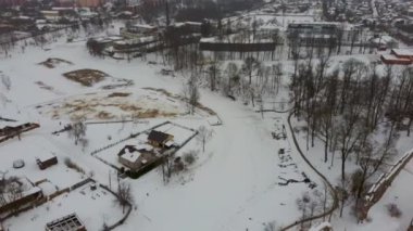 Antik Livonya Düzeni 'nin Taş Ortaçağ Şatosu' nun kalıntıları Letonya Hava Aracı Üst Atışı. Dobele City 'deki Capella Kalesi' ni restore ettim. 4K Çözünürlüğü