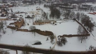 Antik Livonya Düzeni 'nin Taş Ortaçağ Şatosu' nun kalıntıları Letonya Hava Aracı Üst Atışı. Dobele City 'deki Capella Kalesi' ni restore ettim. 4K Çözünürlüğü