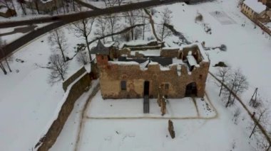 Antik Livonya Düzeni 'nin Taş Ortaçağ Şatosu' nun kalıntıları Letonya Hava Aracı Üst Atışı. Dobele City 'deki Capella Kalesi' ni restore ettim. 4K Çözünürlüğü