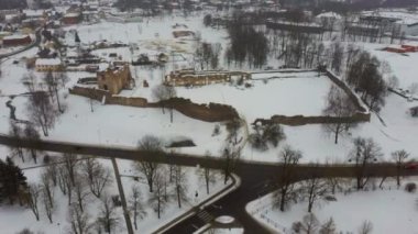 Antik Livonya Düzeni 'nin Taş Ortaçağ Şatosu' nun kalıntıları Letonya Hava Aracı Üst Atışı. Dobele City 'deki Capella Kalesi' ni restore ettim. 4K Çözünürlüğü