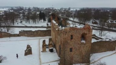 Antik Livonya Düzeni 'nin Taş Ortaçağ Şatosu' nun kalıntıları Letonya Hava Aracı Üst Atışı. Dobele City 'deki Capella Kalesi' ni restore ettim. 4K Çözünürlüğü