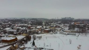 Antik Livonya Düzeni 'nin Taş Ortaçağ Şatosu' nun kalıntıları Letonya Hava Aracı Üst Atışı. Dobele City 'deki Capella Kalesi' ni restore ettim. 4K Çözünürlüğü