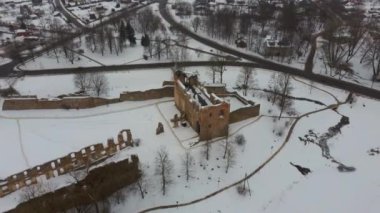 Antik Livonya Düzeni 'nin Taş Ortaçağ Şatosu' nun kalıntıları Letonya Hava Aracı Üst Atışı. Dobele City 'deki Capella Kalesi' ni restore ettim. 4K Çözünürlüğü