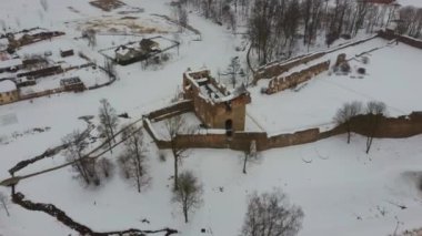 Antik Livonya Düzeni 'nin Taş Ortaçağ Şatosu' nun kalıntıları Letonya Hava Aracı Üst Atışı. Dobele City 'deki Capella Kalesi' ni restore ettim. 4K Çözünürlüğü