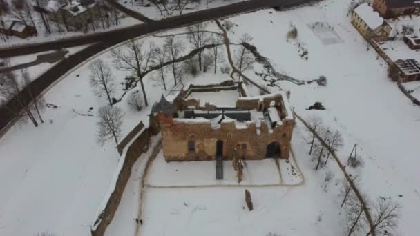 古代リヴォニア騎士団の石の遺跡中世ラトビア空中ドローン上から撮影 ドベレ市の冬に修復された城カペラ 4K解像度 — ストック動画
