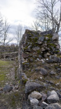 Araishi (Araisi) Orta Çağ Kalesi Harabeleri, Letonya, Gauja Ulusal Parkı. Şato 14. ve 17. yüzyıllarda inşa edildi..