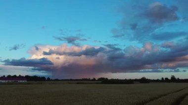 Yağmurlu Fırtına Bulutları. Doğa Çevresi Kara Dev Bulut Gökyüzü Renkli Fırtınalı Bulut. Kasırga Süper Hücre Fırtınası 'nı ovalarda salınırken uyardı. Kırsal kesimdeki Yağmur ve Fırtına Bulutları' ndan sonra ekin tarlası. Hava Çekimi. 