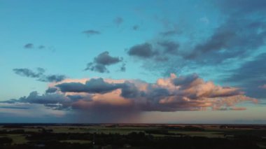 Yağmurlu Fırtına Bulutları. Doğa Çevresi Kara Dev Bulut Gökyüzü Renkli Fırtınalı Bulut. Kasırga Süper Hücre Fırtınası 'nı ovalarda salınırken uyardı. Kırsal kesimdeki Yağmur ve Fırtına Bulutları' ndan sonra ekin tarlası. Hava Çekimi. 