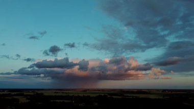 Yağmurlu Fırtına Bulutları. Doğa Çevresi Kara Dev Bulut Gökyüzü Renkli Fırtınalı Bulut. Kasırga Süper Hücre Fırtınası 'nı ovalarda salınırken uyardı. Kırsal kesimdeki Yağmur ve Fırtına Bulutları' ndan sonra ekin tarlası. Hava Çekimi. 