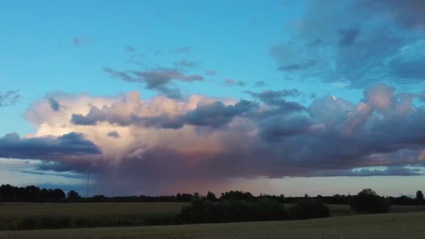 Stormmoln Med Regnet Natur Miljö Mörk Enorm Moln Himmel Färgglada — Stockvideo