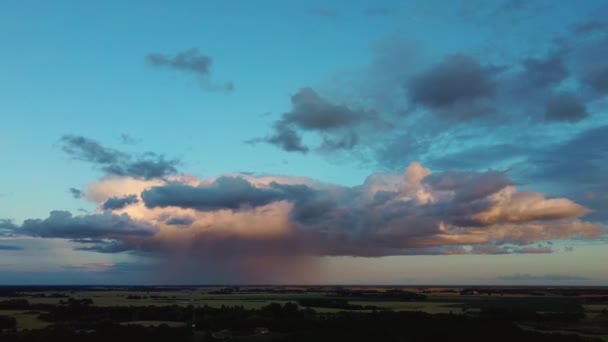 Stormmoln Med Regnet Natur Miljö Mörk Enorm Moln Himmel Färgglada — Stockvideo
