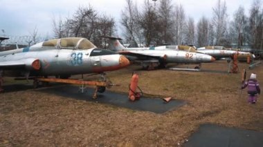 Riga, Letonya - 14 Mart 2020: Riga Havacılık Müzesi 'nde Sovyetler Birliği Rus ve Nato Uçak Koleksiyon Modelleri ve Helikopterler sergilendi