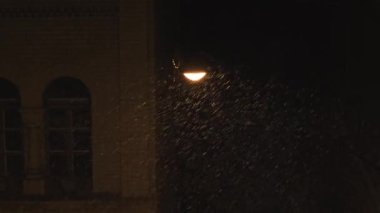 Caddedeki Latern Lambası Rüzgarda Sallanıyor Karlı Gece 