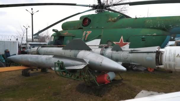 ソ連ロシア Nato航空機コレクション詳細情報リガ航空博物館に展示されている軍用機 ヘリコプターの模型 — ストック動画