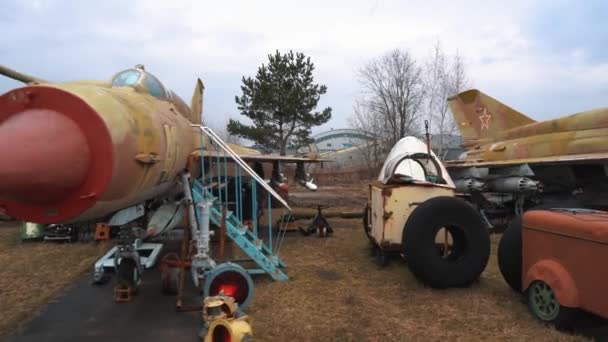 在里加航空博物馆展出的苏联俄罗斯和北约军用飞机和直升机收藏模型详情 — 图库视频影像