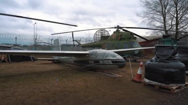 ソ連ロシア Nato航空機コレクション詳細情報リガ航空博物館に展示されている軍用機 ヘリコプターの模型 — ストック動画