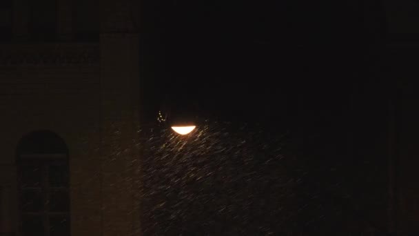 Latern Lampa Ulici Houpání Větru Sněhové Noci — Stock video