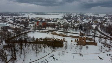 Antik Livonya Düzeni 'nin Taş Ortaçağ Şatosu' nun kalıntıları Letonya Hava Aracı Üst Atışı. Dobele City 'de Kışın Capella Şatosu restore edildi. 