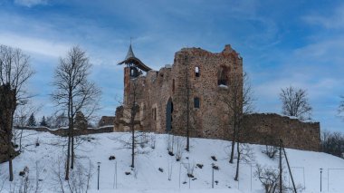 Antik Livonya Düzeni 'nin Taş Ortaçağ Şatosu' nun kalıntıları Letonya Hava Aracı Üst Atışı. Dobele City 'de Kışın Capella Şatosu restore edildi