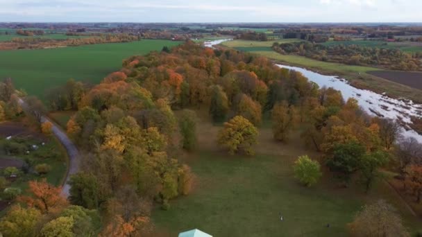 Jesienny Krajobraz Lotniczy Miasta Mezotne Łotwa Pałac Park Mezotne Rzeka — Wideo stockowe