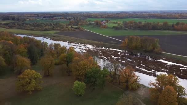 Осенний Воздушный Ландшафт Города Мезотне Латвия Мезотнский Дворец Парк Река — стоковое видео