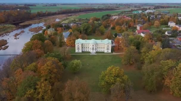Efteråret Aerial Landskab Byen Mezotne Letland Mezotne Palace Park Lielupe – Stock-video