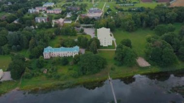Havadan Vurulan Şehir Mezotne, Letonya Cumhuriyeti. Mezotne Sarayı ve Çeşmeli Park. Saray çatısındaki leylek. Yukarıdan Görüntüle.