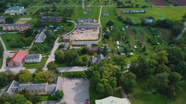 Luftaufnahme Stadt Mezotne Lettland Schloss Mezotne Und Park Mit Brunnen — Stockvideo