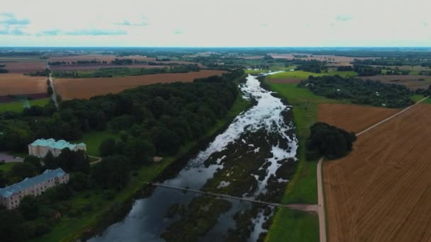 Aerial Shot City Mezotne Łotwa Pałac Mezotne Park Fontanną Bocian — Wideo stockowe