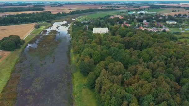 Aerial Shot City Mezotne Lettország Mezotne Palota Park Szökőkúttal Gólya — Stock videók